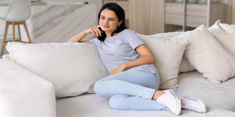 advantages-short-term-rental girl resting couch